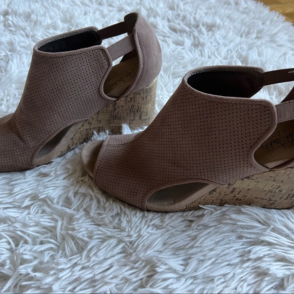 Women sandals, size 9.5, used a couple if times, in good conditions - Picture 2 of 5